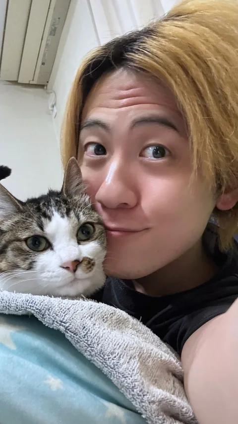 みん君と頬を寄せるさとし
